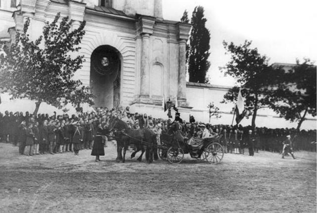 Царская Семья прибывает к Свято-Троицкому Собору города Белгорода. 4 мая  1904 года